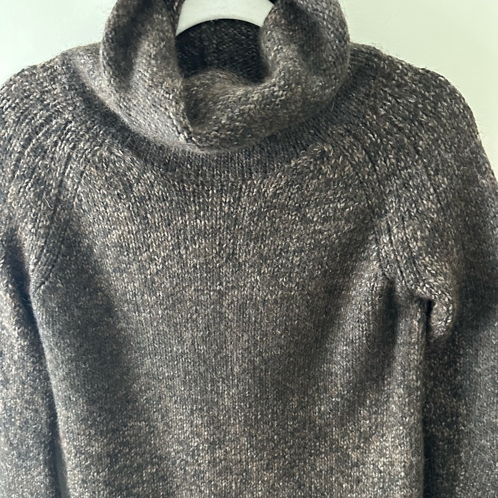 🌟 **Wilfred Silk and Cashmere Turtle Neck Sweater for Sale!** 🌟 - Picture 3 of 5